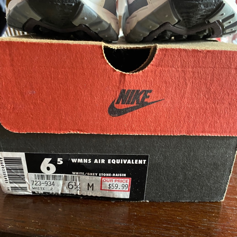 Classic Nike Trainers - Picture 2 of 5